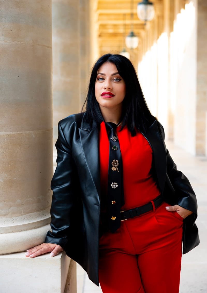 Patricia-Pinho-2_bd Femme blonde avec chapeau rouge_2