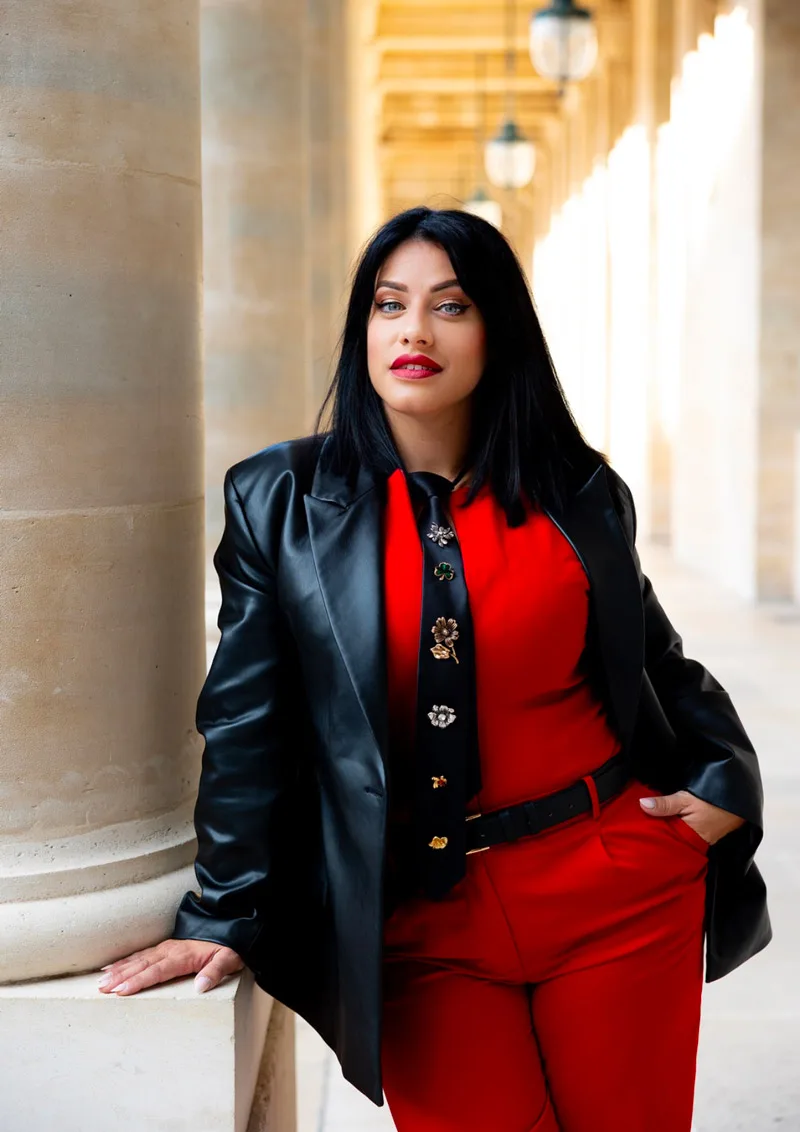 Patricia-Pinho-2_bd Femme blonde avec chapeau rouge_2